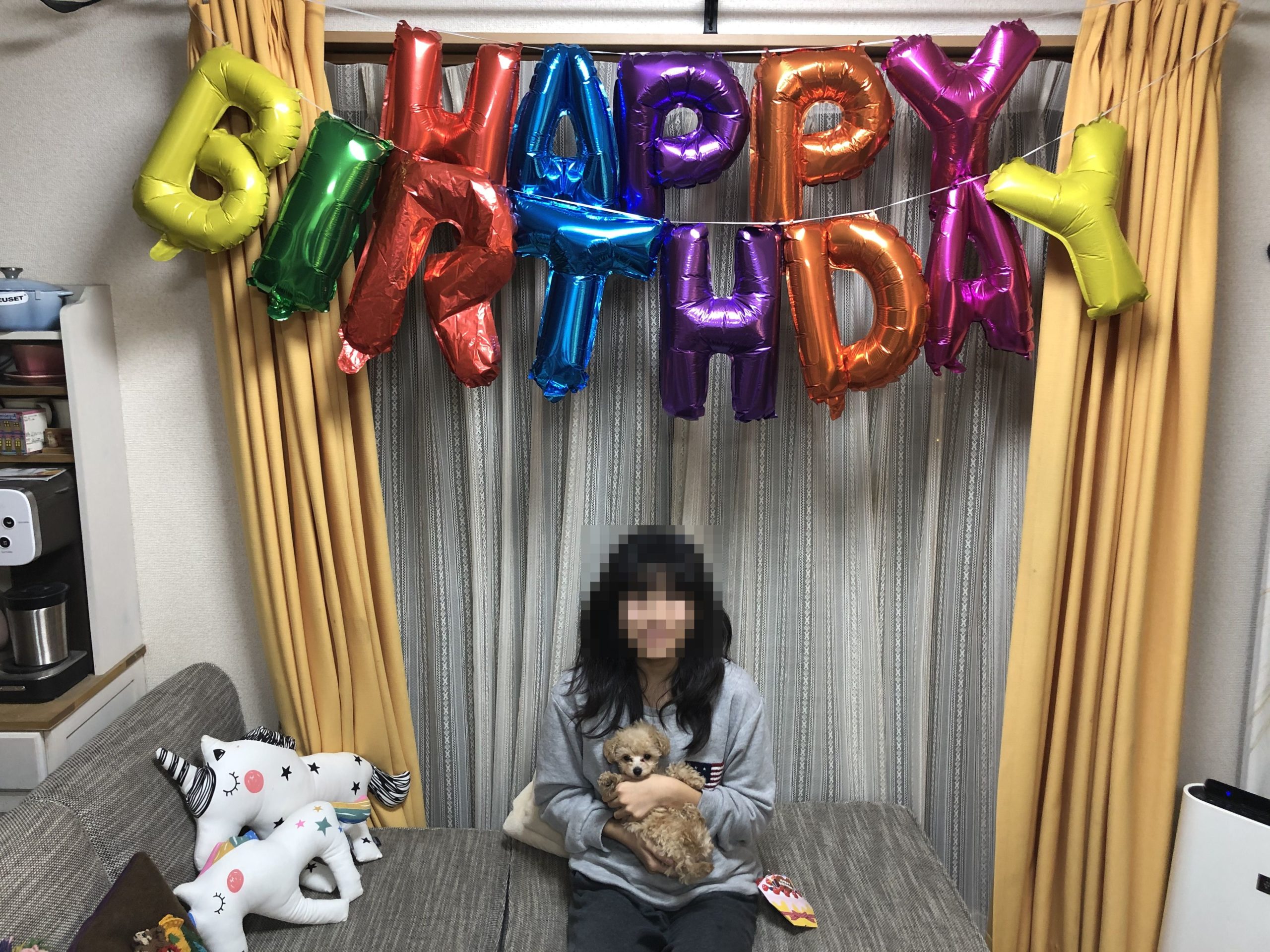 誕生日を祝う少女と愛犬